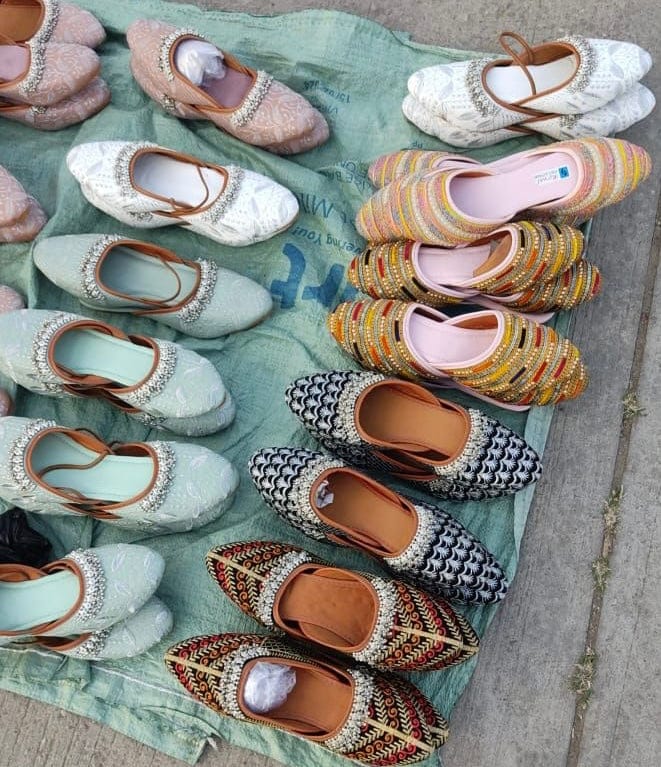 Jaipuri Jutti's slippers for wedding favours 🎁 bridesmaids giveaways and  return gifts Rajasthani Mojari's (Mix assorted colors and designs)