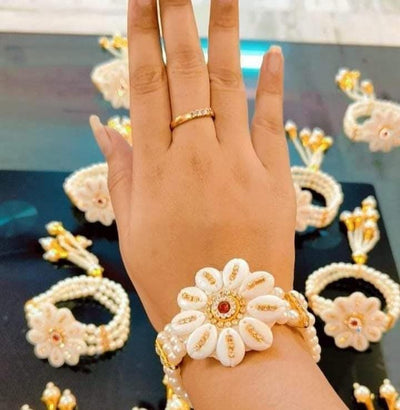 85 RS PAIR ON BUYING MINIMUM 50 PAIRS | WHATSAPP AT 8619550223 Floral 🌺 Giveaways bangles LAMANSH Shells Kundan bracelets for bridesmaids return gifts 🎁 in haldi and Mehendi ceremony / Pearl elastic bracelets for wedding Favours
