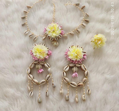 LAMANSH Maangtika with side Chain , Earrings & Ring set Yellow-White-Pink / Standard / Shells 🐚 Style Lamansh® Flower Jewellery Set With Shells Earrings , Maangtikka & Ring set