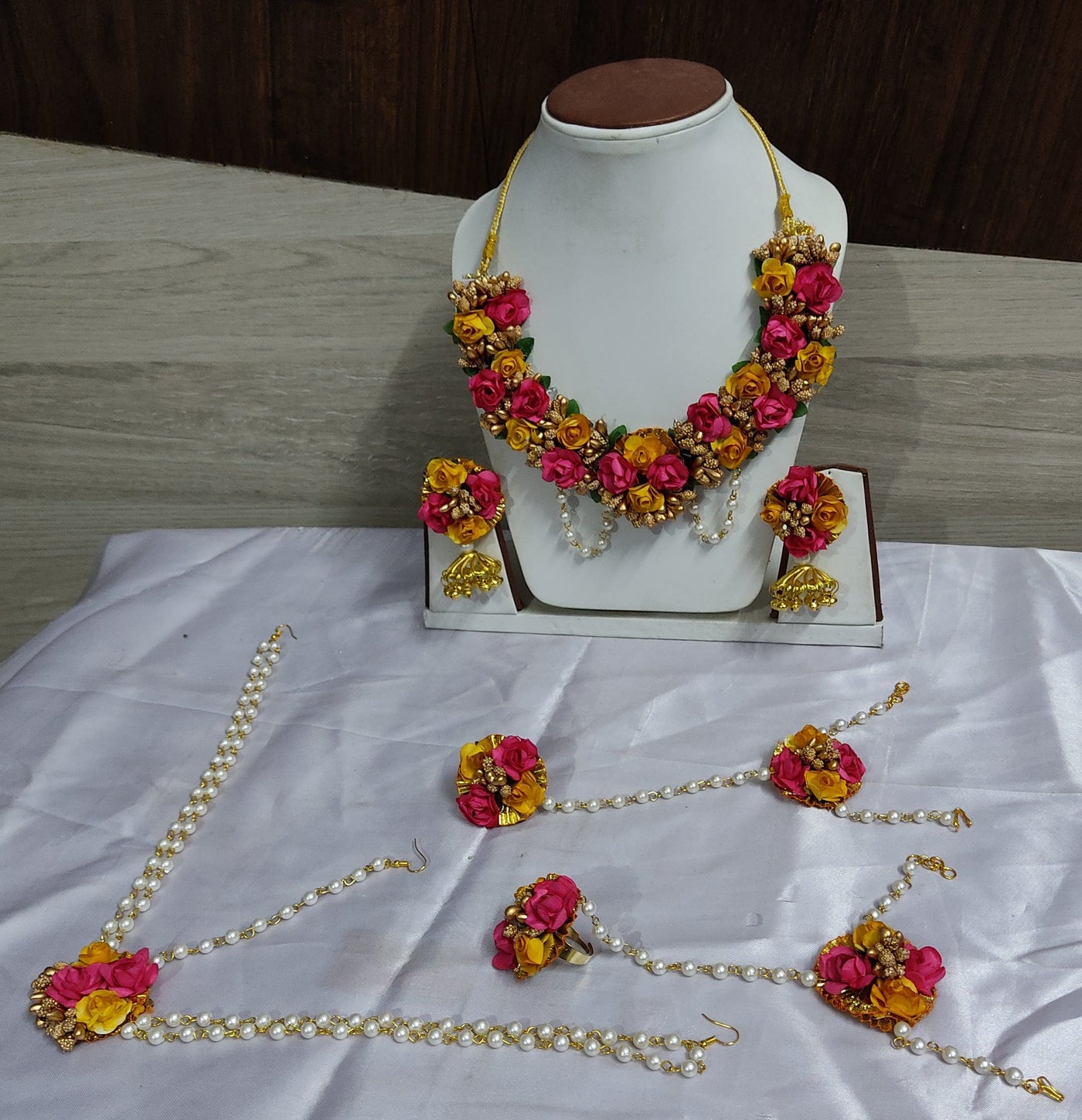 Lamansh Necklace, Earring, Maangtika & Bracelet Set 1 Necklace, 2 Earrings , 1 Maangtika & 2 Bracelets / Pink-Yellow LAMANSH® Special Haldi 🌺 Jewellery Set