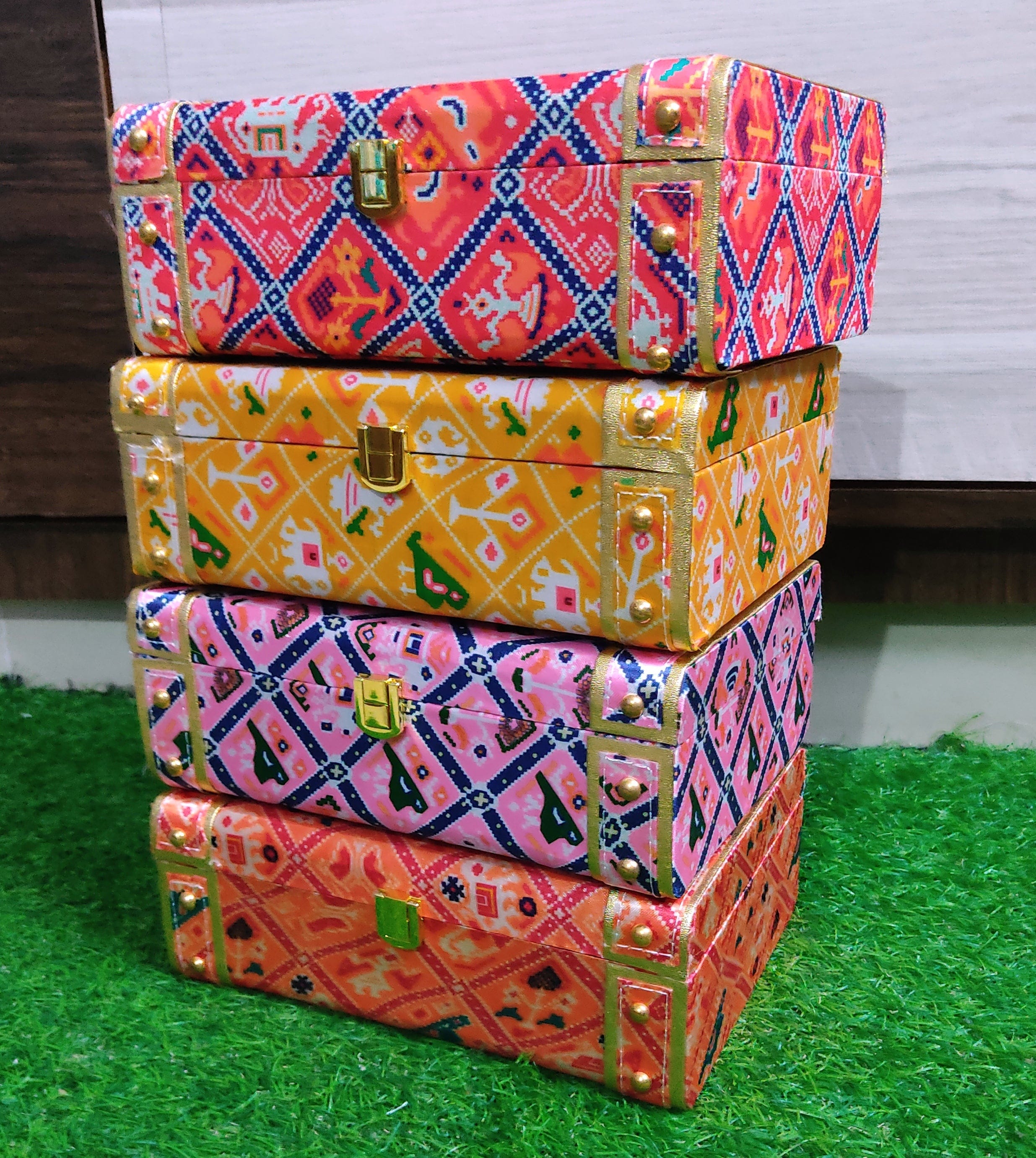 LAMANSH® (Size inch) leatherette Patola Print Trunk