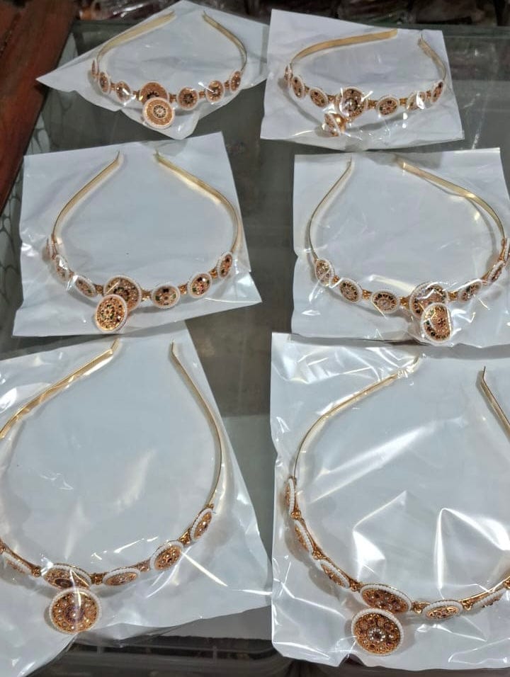 100 Rs each on buying 25+ pcs / WhatsApp at 8619550223 to order 🔥 Borla hairbands Trending 🔥 Borla Hairbands for bridesmaids giveaways in haldi Mehendi weddings / Kundan sheeshpatti Borla hair bands Mathapatti's