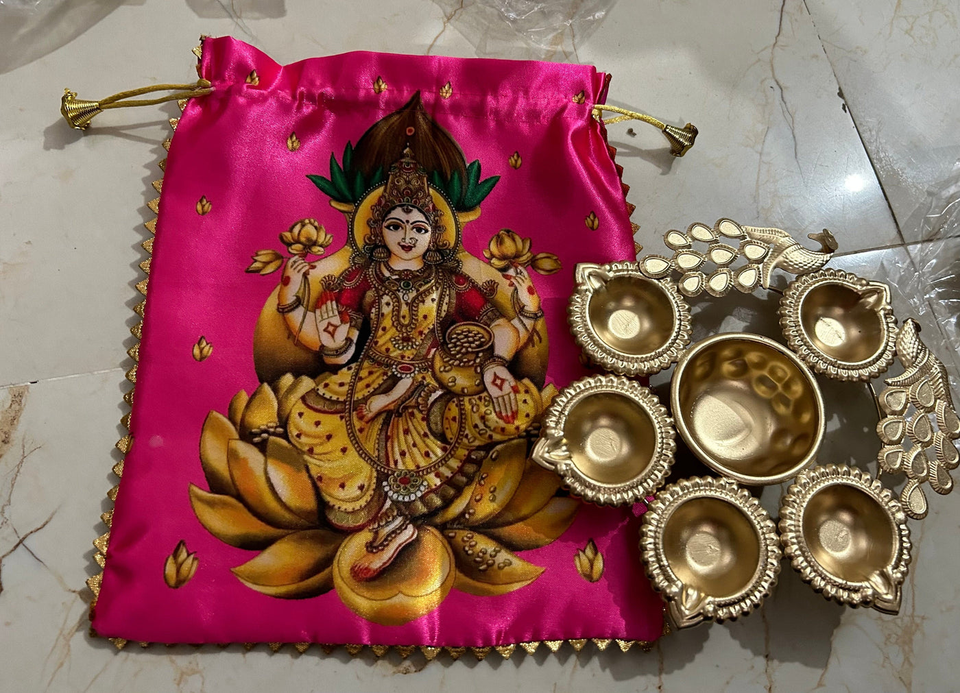 115 rs combo on buying 25+ combo’s / whatsapp at 8619550223 to order diwali hampers 1 combo Combo of laxmiji Potli Bag and Peacock metal Urli for Diwali return gifts 🎁