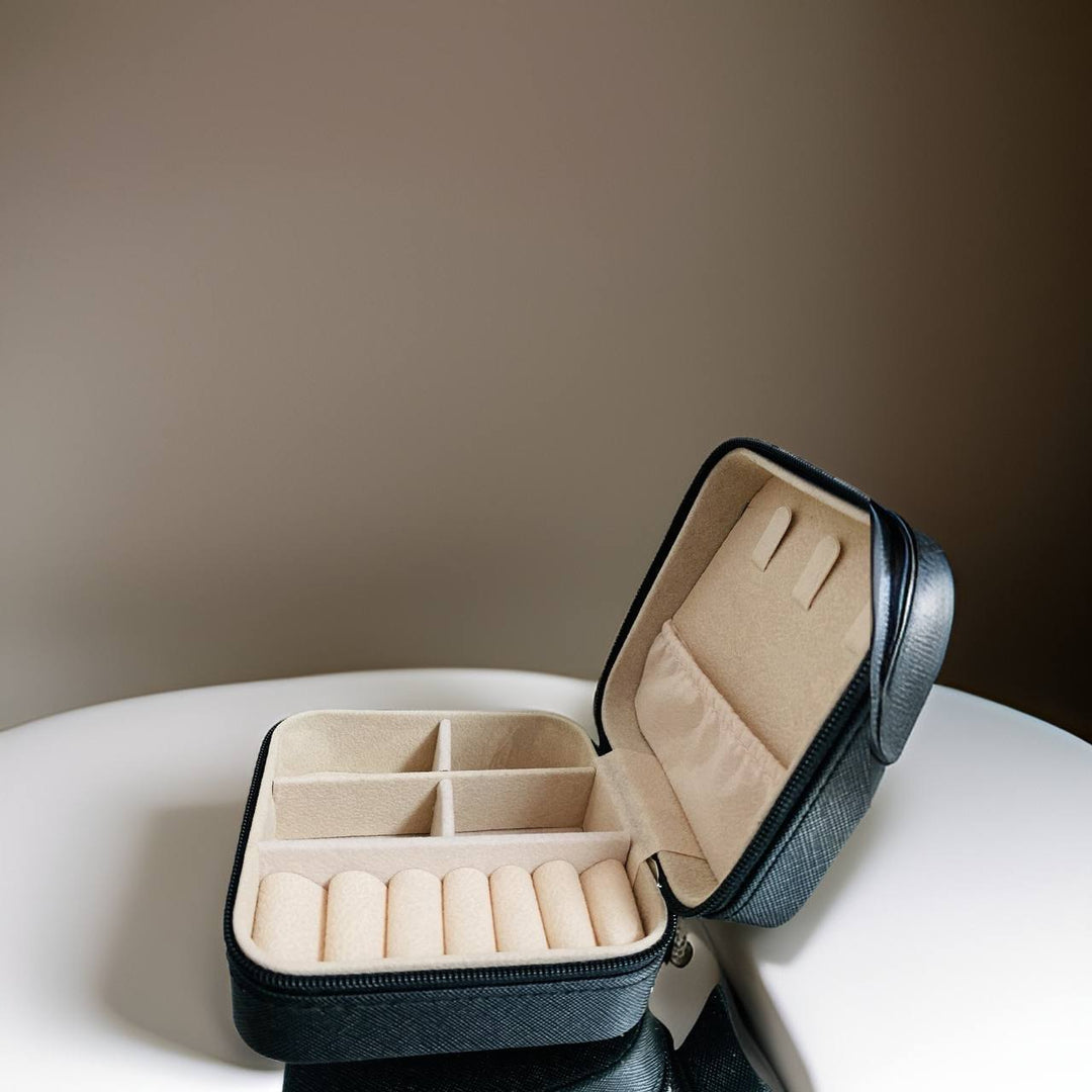 Mini Jewelry Travel Case, PU Leather Organizer Box, Small Portable  Jewellery Storage Holder for Womens Rings Earrings Necklaces Bracelets/  Jewelry
