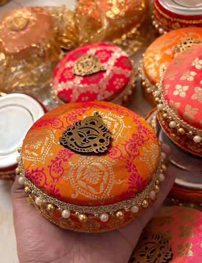 130 Rs each on buying 🏷in bulk (50+qty) Call 📞 at 8619550223 steel gift box LAMANSH Designer Mataji 🕉️ steel ladoo boxes in stainless steel and banarasi fabric | Return Gifting 🎁 for haldi mehendi and wedding ceremony (Organza bag included)