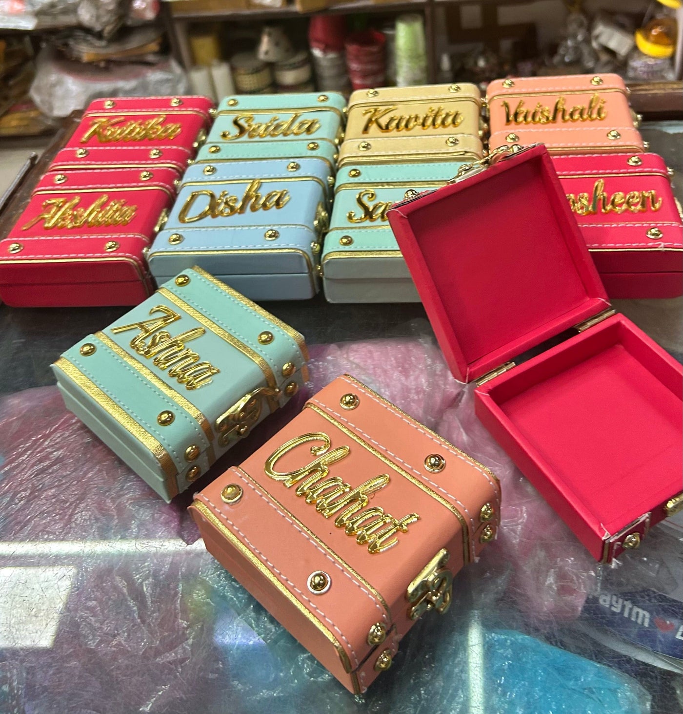 160 rs each on buying 30 pcs / WhatsApp at 8619550223 to order 🔥 leatherite boxes Customized mini trunk boxes for gifting 🎁 / small leatherite lock boxes for wedding favors and birthday anniversary return gifts