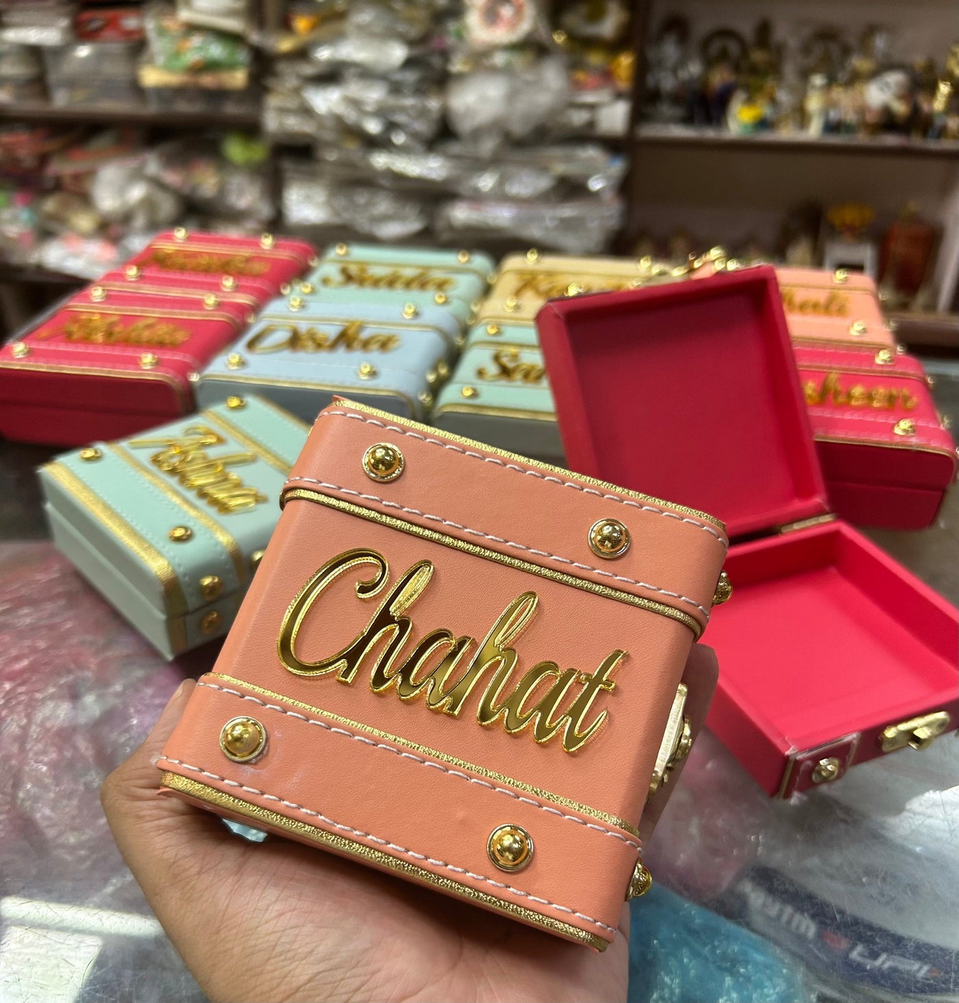 160 rs each on buying 30 pcs / WhatsApp at 8619550223 to order 🔥 leatherite boxes Customized mini trunk boxes for gifting 🎁 / small leatherite lock boxes for wedding favors and birthday anniversary return gifts