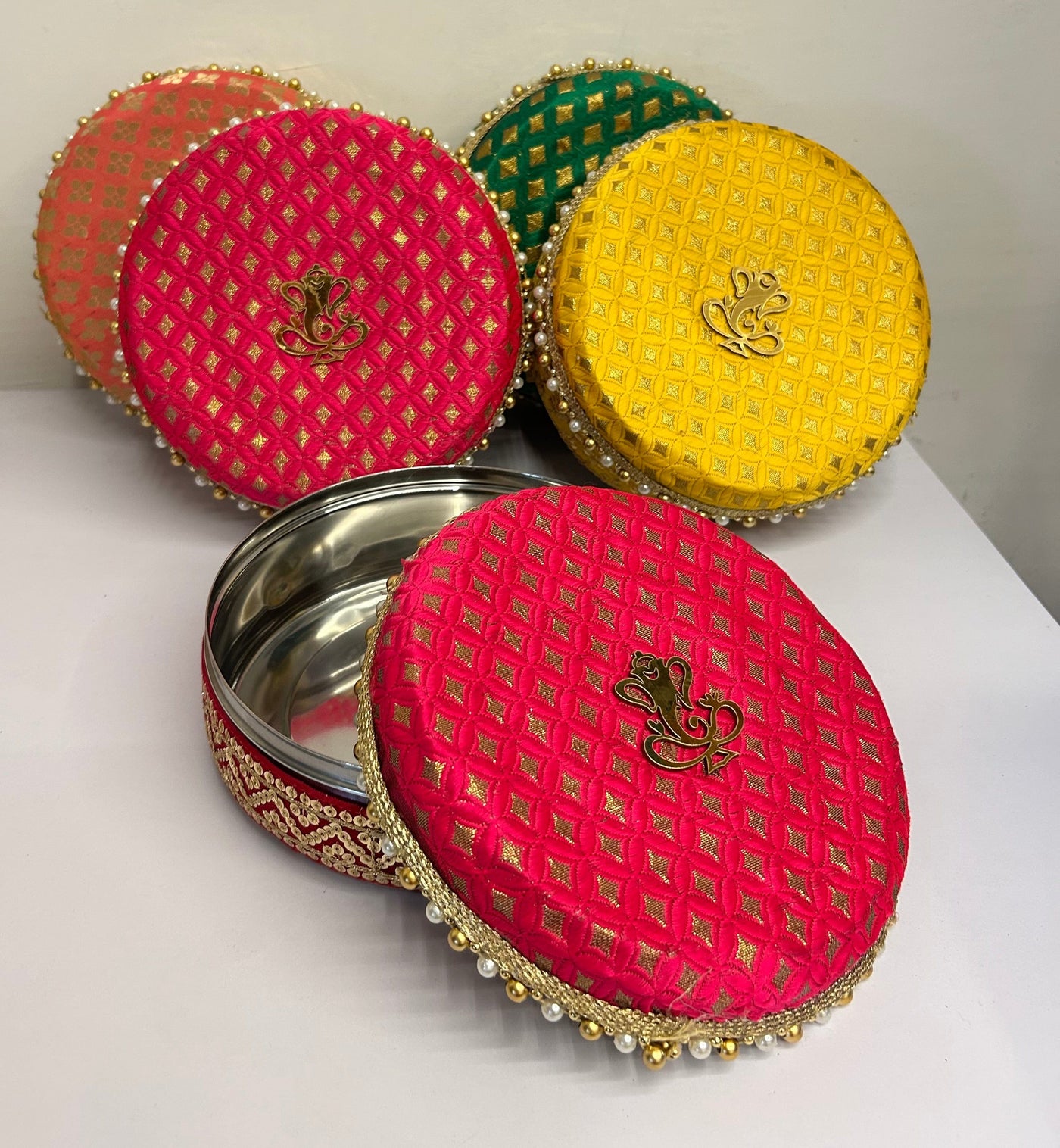 220 rs each on buying 15 pcs / WhatsApp at 8619550223 to order 🔥 steel gift box LAMANSH (8 inch) Stainless Steel Designer Ladoo Box for Return Gifting 🎁 | Gift Boxes with Ganeshji mdf cutout for Wedding Pooja Return Gifting & Favours