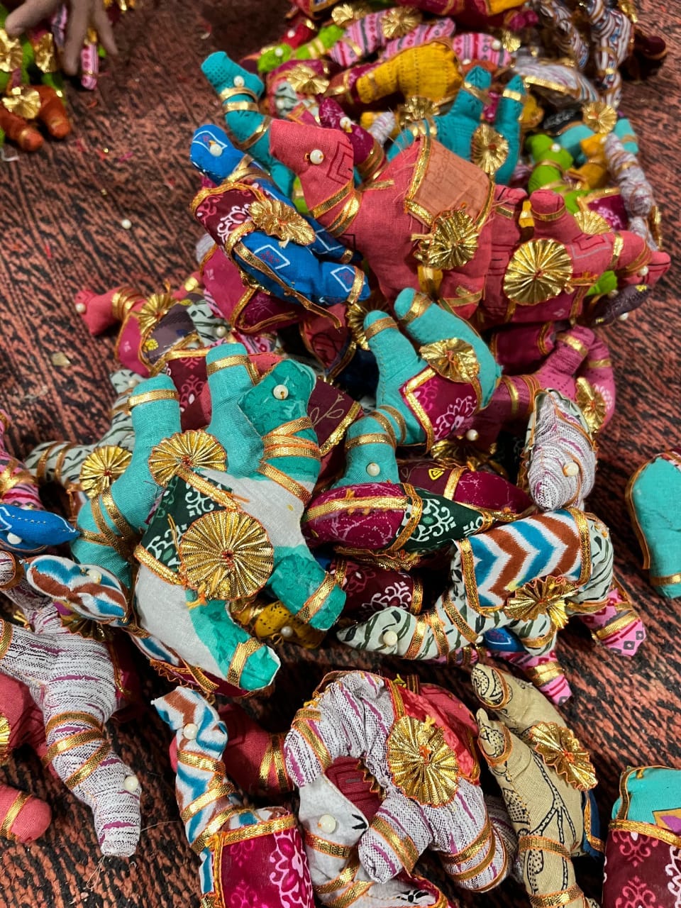 25 rs each on buying 300 pcs / WhatsApp at 8619550223 to order 🔥 Puppets & Marionettes Multicolor LAMANSH Pack of 100 Rajasthani Small Camel Dolls Puppets Figurines / Camel Puppets set for giveaways and art and craft