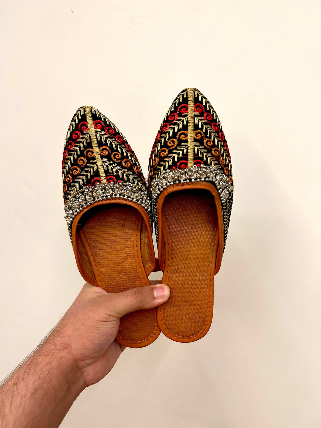 Jaipuri Jutti's slippers for wedding favours 🎁 bridesmaids giveaways and return gifts Rajasthani Mojari's (Mix assorted colors and designs)