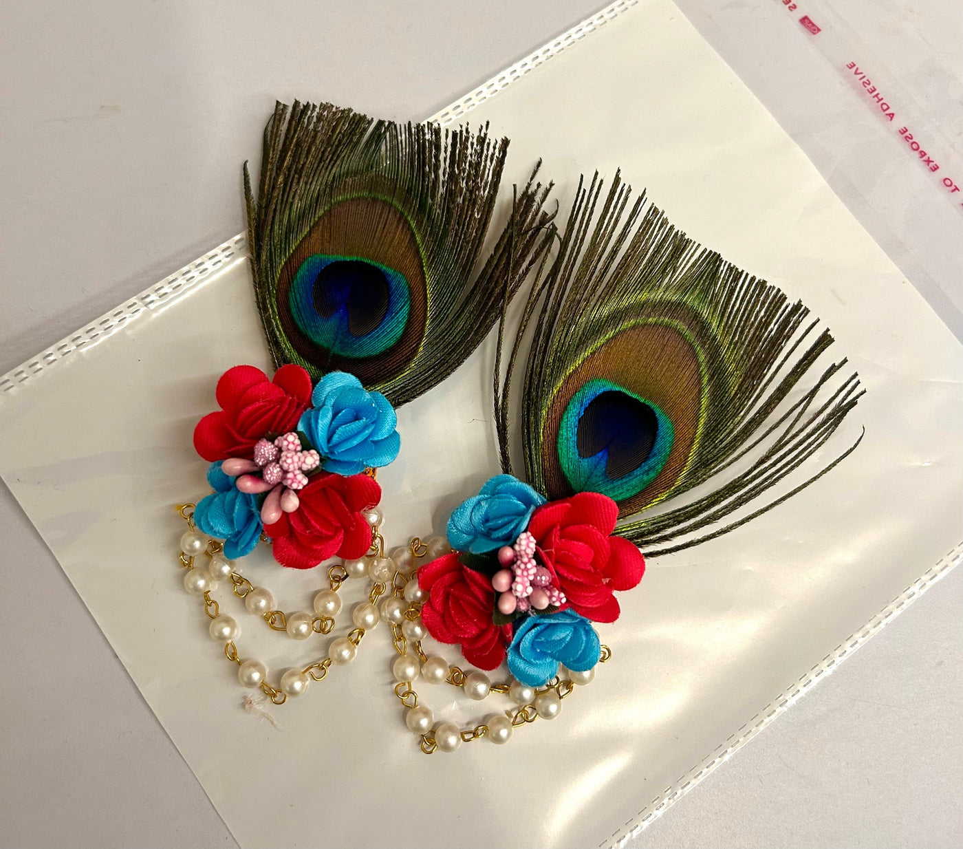 40 rs each on buying 50+ pcs / WhatsApp at 8619550223 to order Floral 🌺 brooches Floral Brooches with Mor pankh Feather / Bridesmaid Giveaways Favours ✨ for haldi mehendi sangeet