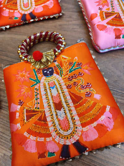80 Rs each on buying 🏷in bulk | Call 📞 at 8619550223 shreenath ji potli LAMANSH® Shreenath ji 🙏 hand bags for Puja ceremony🕉️ Gifts | Shrinath ji Print potli bags with gota pom pom work for return gifting in Wedding & Festivals