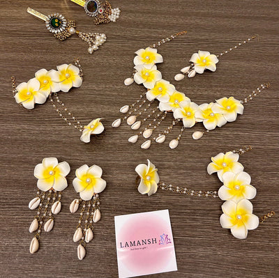 Lamansh katrina kaif set 2 Earrings , 2 Hathphools & 1 Maangtika / Yellow White LAMANSH® Elegant Artificial Flowers Shells Jewellery set for Haldi 💛 ceremony