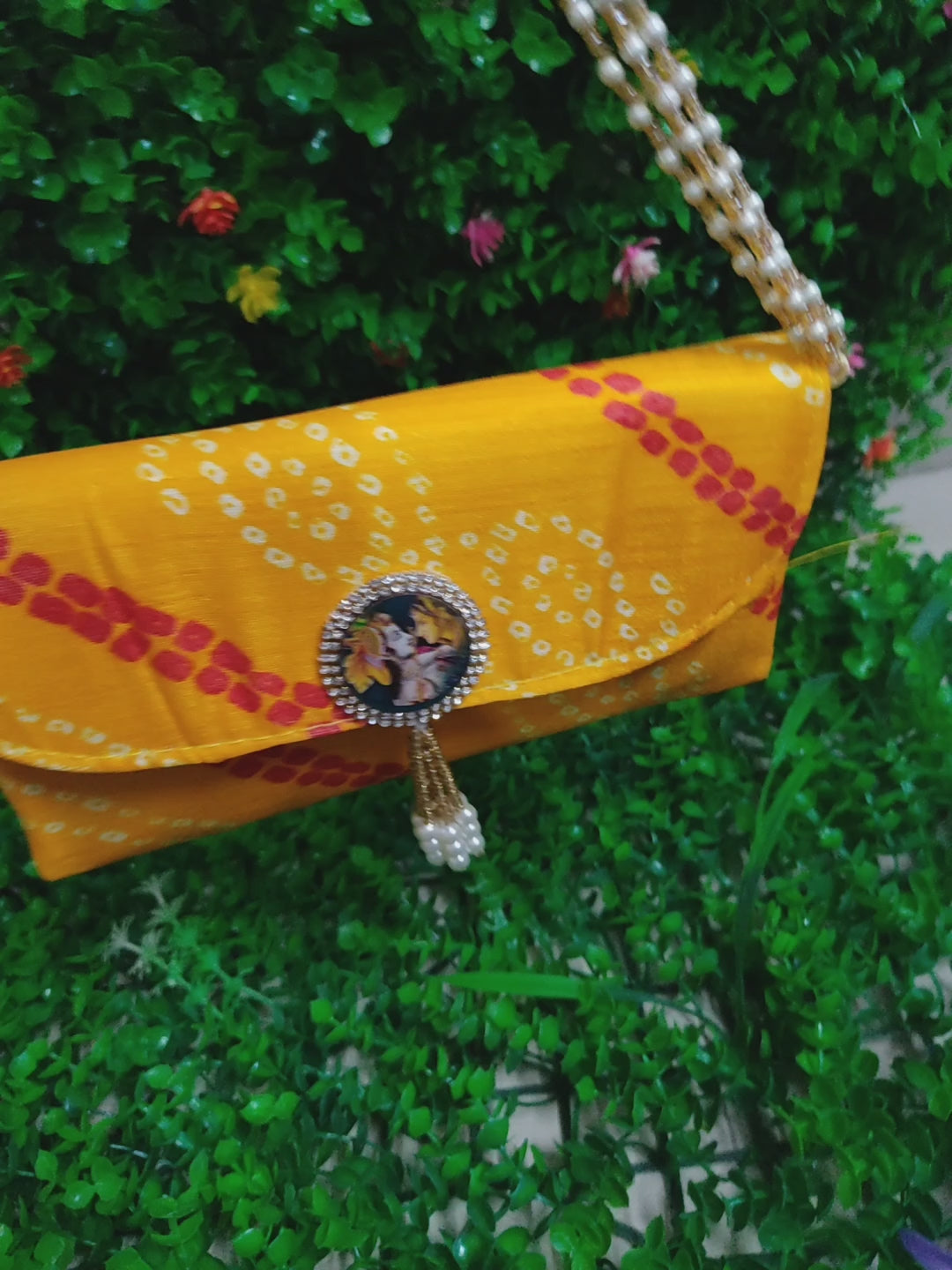LAMANSH® Bandhani Fabric Purse Clutches with Handle & Radha Krishan Brooch | Envelopes for Wedding Favors , Return Gifting 🎁 & giveaways