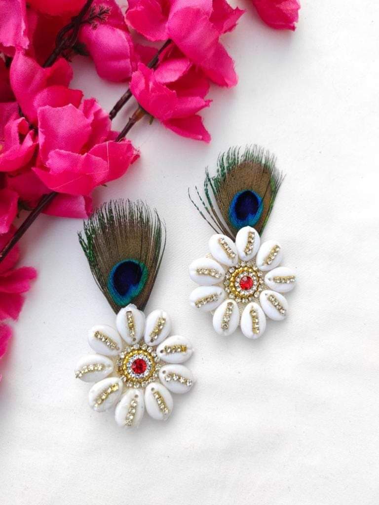 LAMANSH Floral 🌺 brooches LAMANSH® Shells Brooches with with Stone & Mor pankh / Bridesmaid Giveaways Favours ✨ for haldi mehendi sangeet