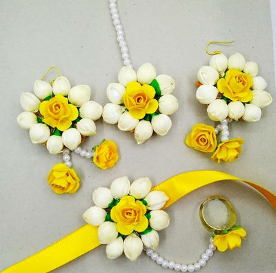 Lamansh Floral 🌺 Giveaways 1 Maangtika, 2 Earrings & 2 Bracelet Attached with Ring set / Yellow-White LAMANSH® Flower Jewellery Set / Set of 1 Maangtika & 2 Earrings & 2 Bracelet Attached with ring  / For Women & Girls / Haldi Set