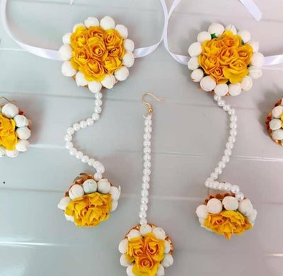 Lamansh Floral 🌺 Giveaways 2 Bracelet attached to Ring & 1 Maangtika set / Yellow-White LAMANSH® Flower Jewellery Set / Set of 1 Maangtika & 2 Bracelet attached with Ring / For Women & Girls / Haldi Set