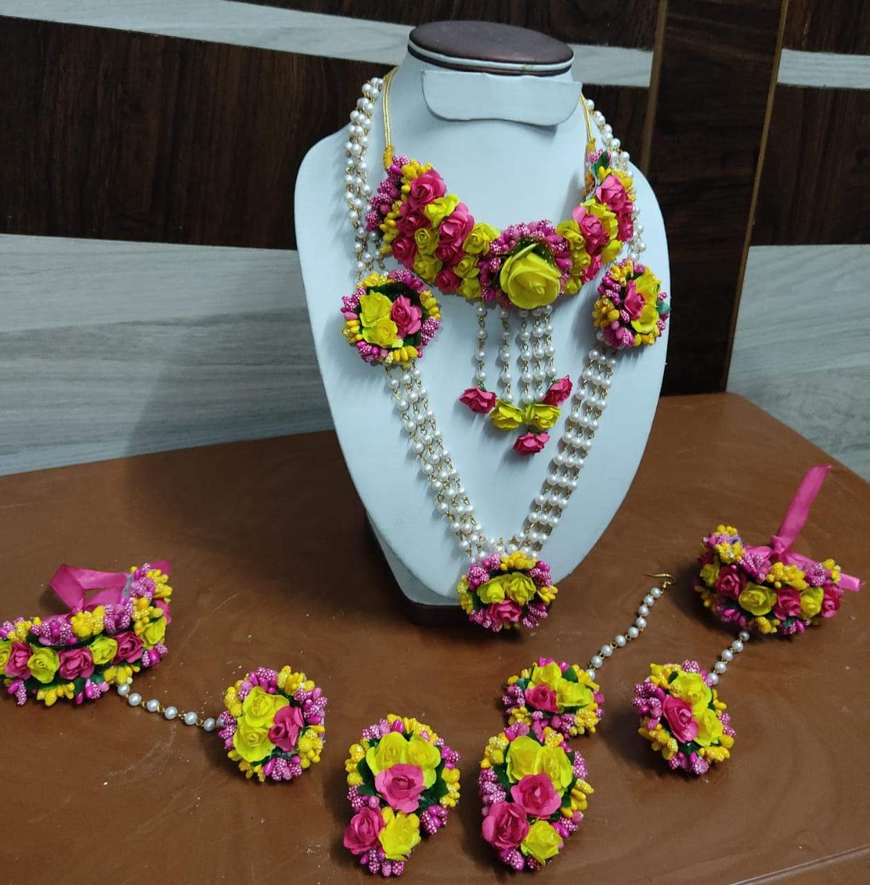 Lamansh Flower Jewellery 1 Necklace, 1 Choker , 2 Earrings, 2 Bracelet attached to ring & 1 Maangtika / Pink-Yellow LAMANSH® Featured Flower Haldi 🌺 Jewellery Set