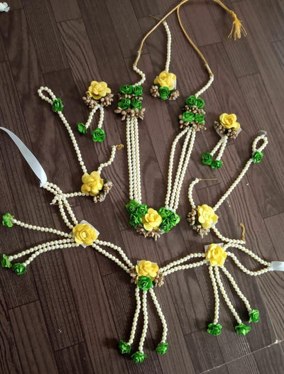 Lamansh Flower🌺🌻🌹🌷 jewellery 1 Necklace, 1 Kamarband ,2 Earrings ,1 Maangtika & 2 Bracelet attached to Ring set / Green-Yellow LAMANSH® Handmade Baby Shower Flower Jewellery Set For Women & Girls / Haldi Set / Kamarbandh Set