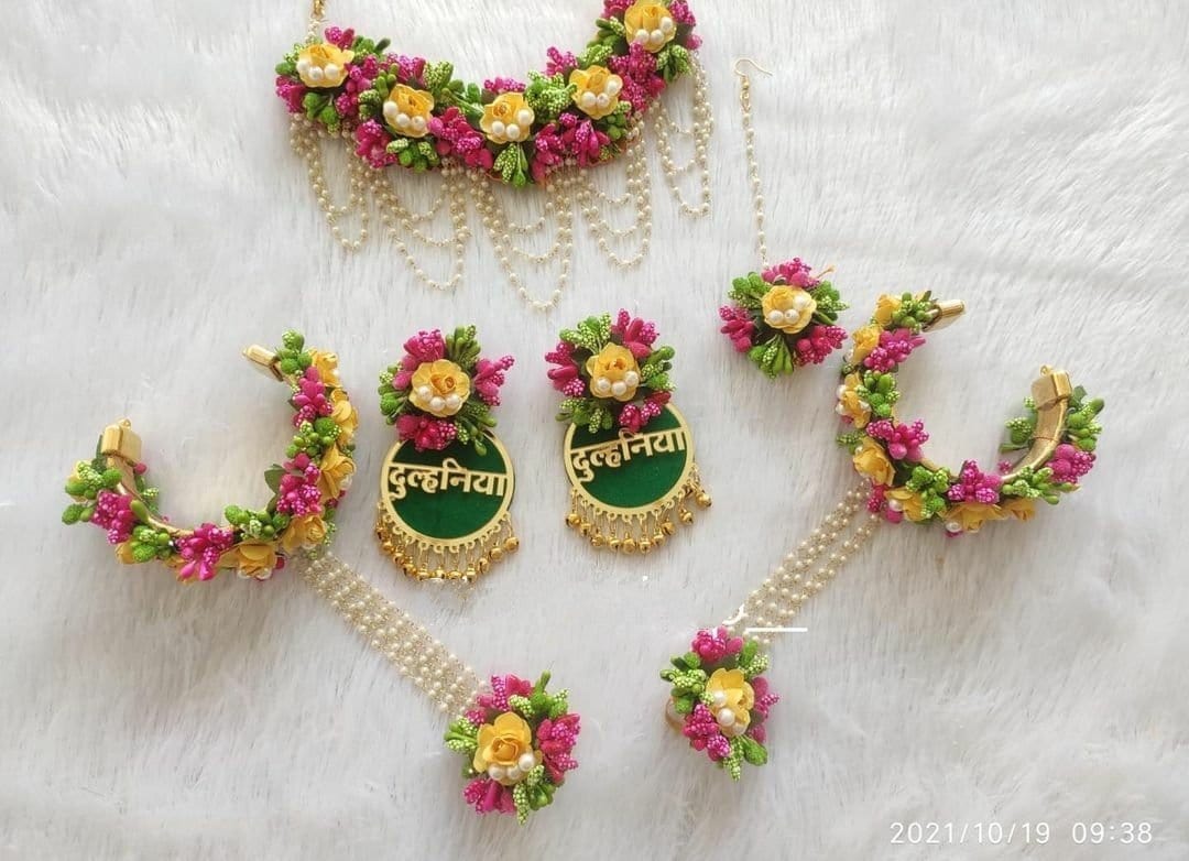 Lamansh Flower Jewellery 1 Necklace, 2 Dhulaniya Earrings , 1 Maangtika, 2 Bracelets attached to ring / Yellow-Pink-Green LAMANSH® Special Floral 🌺 Jewellery Set