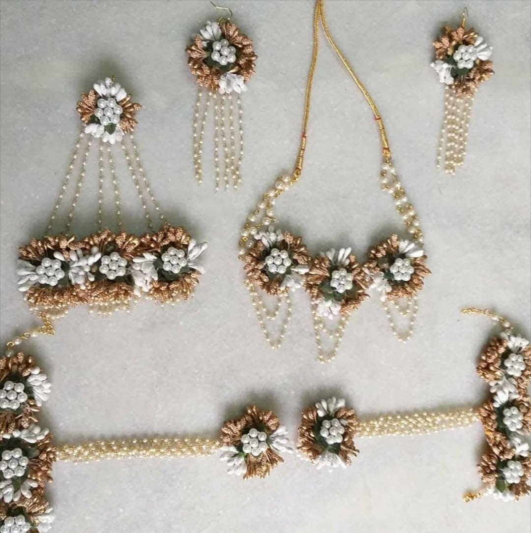 Lamansh Flower 🌺 Jewellery 1 Necklace, 2 Earrings ,1 Maangtika, 1 Hair Accessory & 2 Bracelets Attached with Ring set / White-Golden LAMANSH® Handmade Flower Jewellery Set For Women & Girls / Haldi Set