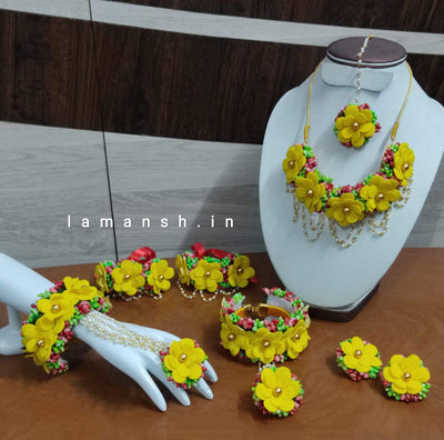 Lamansh flower jewellery 1 Necklace, 2 Earrings, 1 Maangtika , 2 Bajubandh & 2 Bracelets attached to ring / Yellow LAMANSH® Special Floral 🌺 Jewellery with Hathphool set