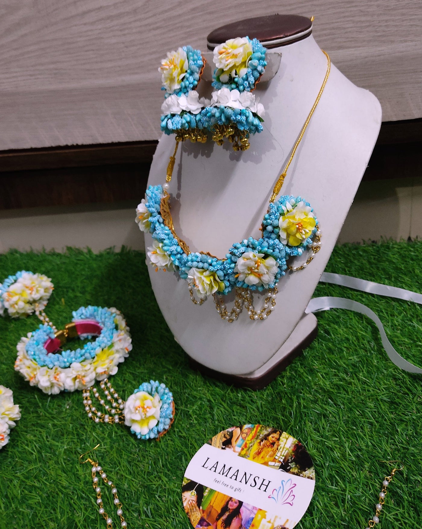 Lamansh Flower Jewellery 1 Necklace, 2 Jhumka Earrings , 1 Maangtika with side chain , 2 Anklets , 1 Nosering & 2 Hathphools attached to Kaleere / Blue White LAMANSH® Artificial Flower Jewellery Set with Matching Kaleere & Anklets for Haldi Mehendi Ceremony