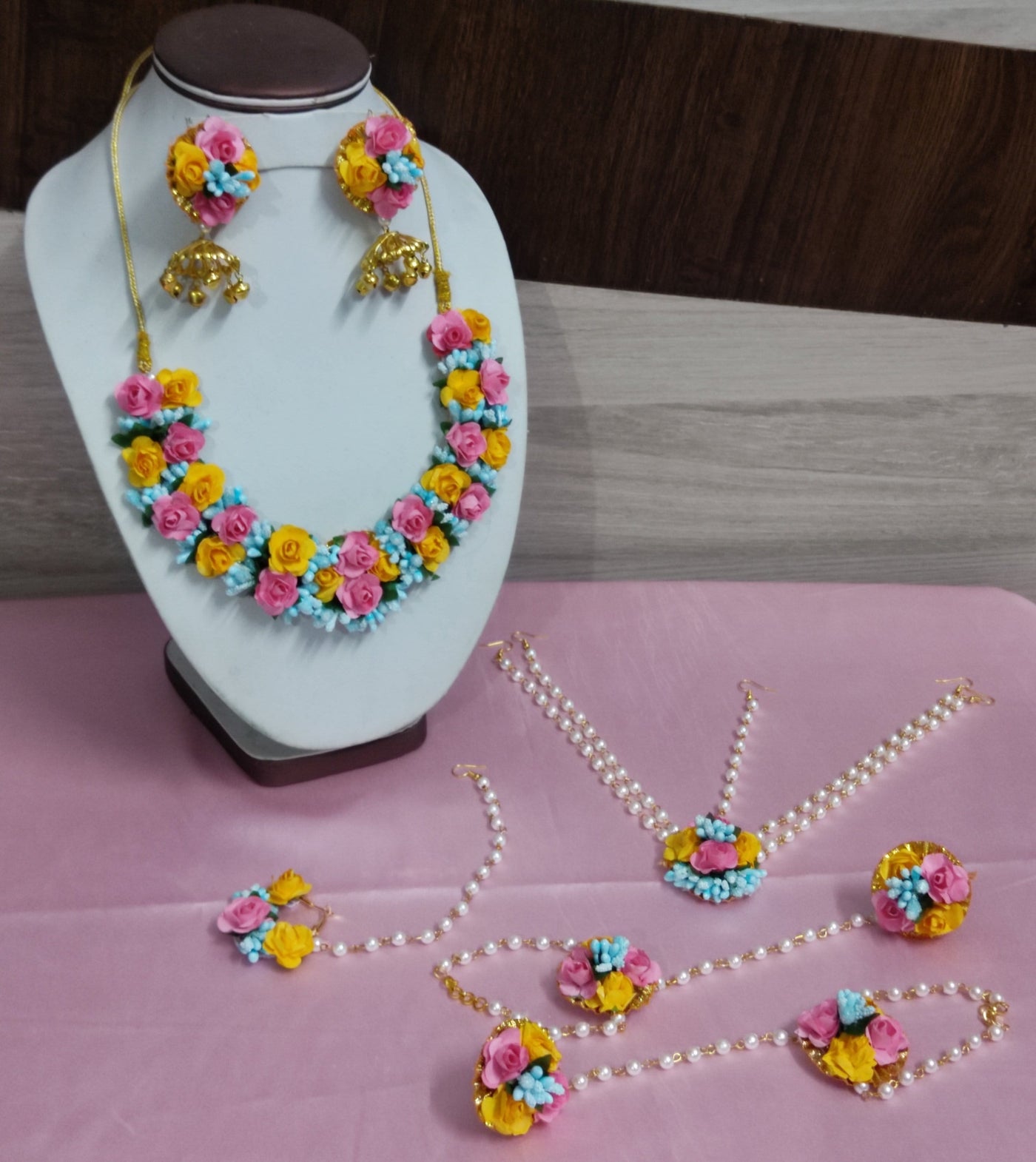 Lamansh Flower🌺🌻🌹🌷 jewellery 1 Necklace, 2 Jhumki Earrings ,1 Maangtika, 1 Nath & 2 Bracelet attached to Ring set / Light Pink - Yellow- Blue LAMANSH® Handmade Wedding Flower Jewellery Set For Women & Girls / Haldi Set