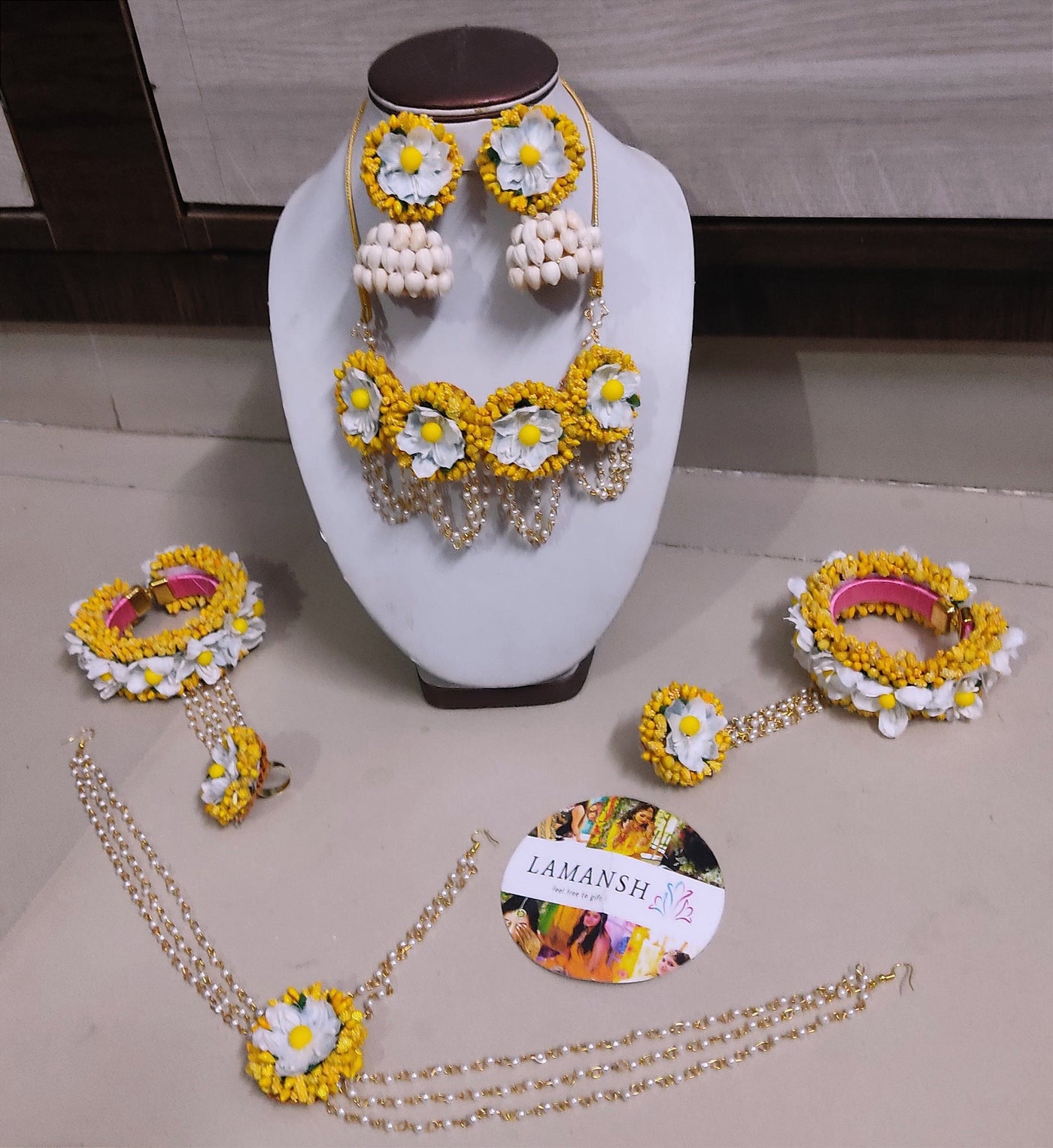 Lamansh Flower Jewellery 1 Necklace, 2 Jhumki Mogra Earrings, 2 Bracelets attached to ring & 1 Maangtika / Yellow White LAMANSH® Bridal Floral Haldi 🌺 Jewellery Set / Artificial Flower Jewellery for Mehendi