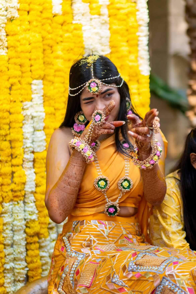 UNSEEN PICS From Kajal Aggarwal's Haldi And Mehendi Ceremony With Her Girl  Gang Are LIT; Actress Looks Ethereal As She Poses For The Camera