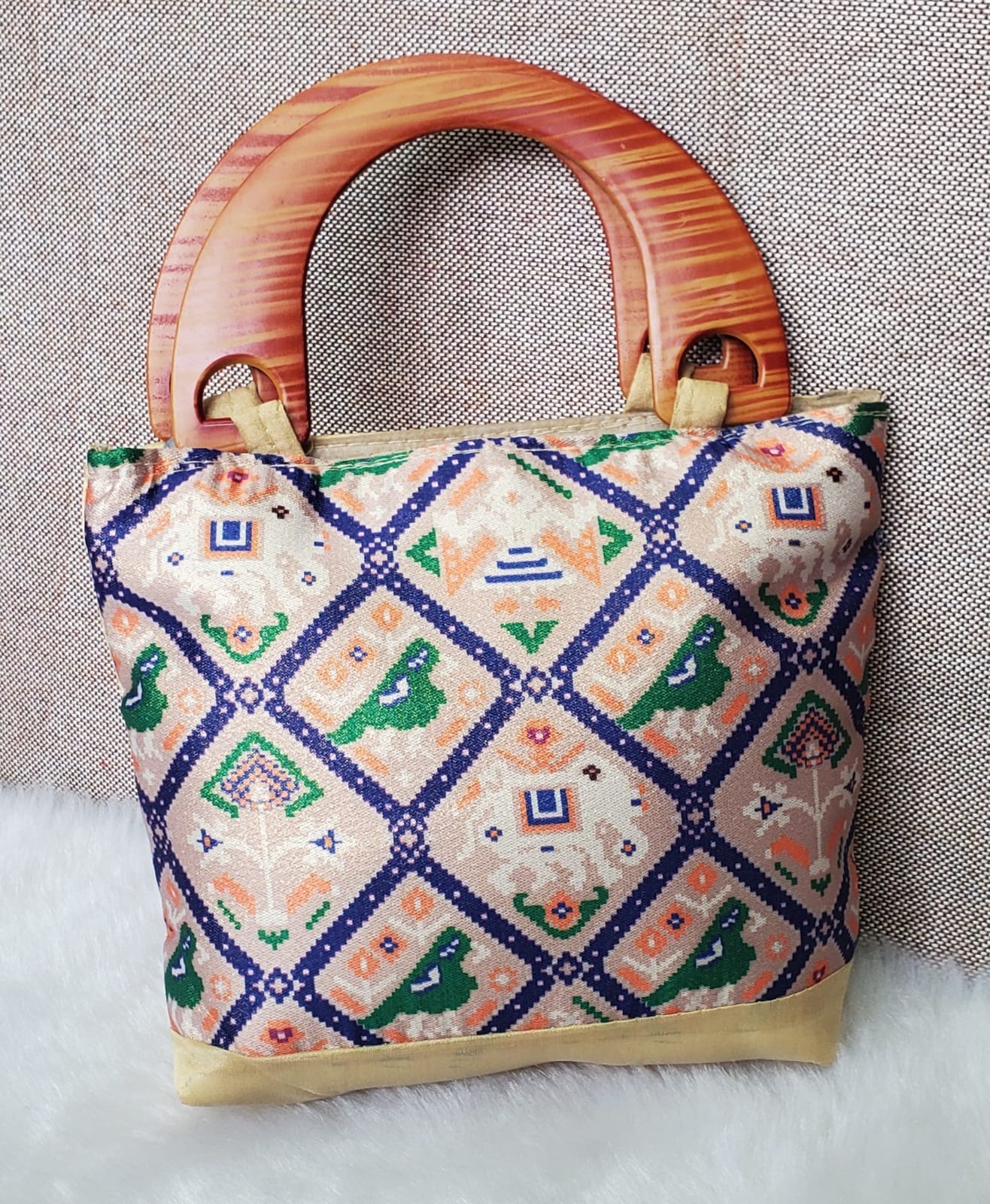 GoldGiftIdeas Indian Potli Bags with Golden Floral Design, Women Potli  Pouches for Return Gift, Fancy & Party Wear Potli For Women (Set of 5):  Handbags: Amazon.com