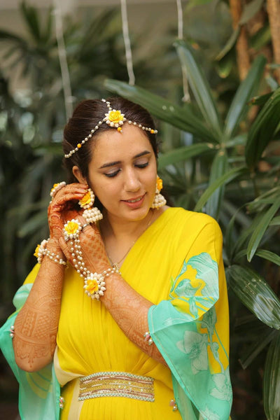 Lamansh katrina kaif set 2 Earrings , 2 Hathphools & 1 Maangtika / Yellow White LAMANSH® Elegant Artificial Mogra Flower Jewellery set for Haldi 💛 ceremony