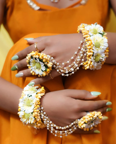 Lamansh latest floral set 1 Necklace, 2 Earrings with side Chain ,1 Maangtika & 2 Bracelet attached with Ring set / Yellow-Green-White LAMANSH® Bridal Flower Jewellery Set for Haldi ceremony 💛