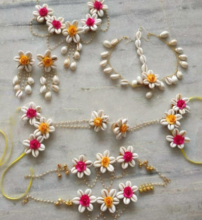 LAMANSH Maangtika, Earrings & Bangles set Yellow - Pink / Standard / Shells 🐚 Style Lamansh® Flower Jewellery Set With Shells