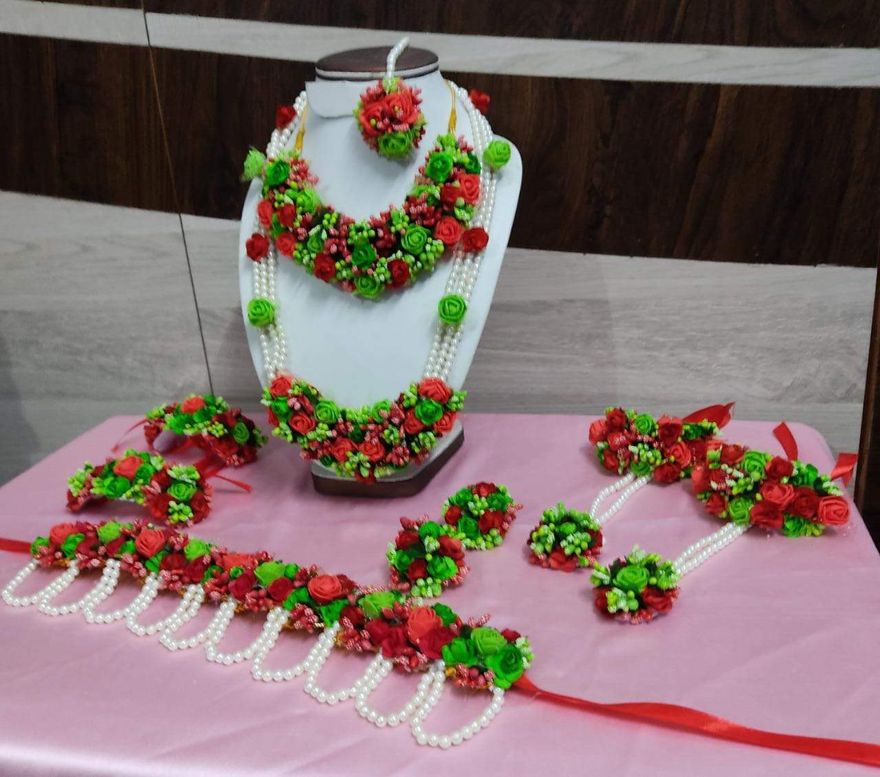 Lamansh Necklace , Choker , Earring, Maangtika, Bajuband,Bracelet set & Kamarband 1 Necklace , 1 Choker, 2 Earrings , 1 Maangtika, 2 Bajuband, 2 Bracelets attached to Ring set & 1 Kamarband / Red Green LAMANSH® Super Gorgeous Red Green Floral 🌺 Jewellery Set with Kamarband set / For Haldi Perfect for Gobharai / Baby Shower / Dohale Jevan / Floral set