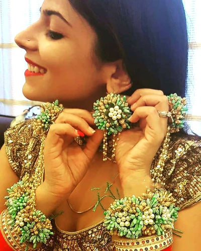 Lamansh Necklace, Earring, Maangtika & Bracelet Set 1 Necklace , 2 Earrings , 1 Maangtika & 2 Bracelets / Green-Golden LAMANSH® Special Floral 🌺 Jewellery Set
