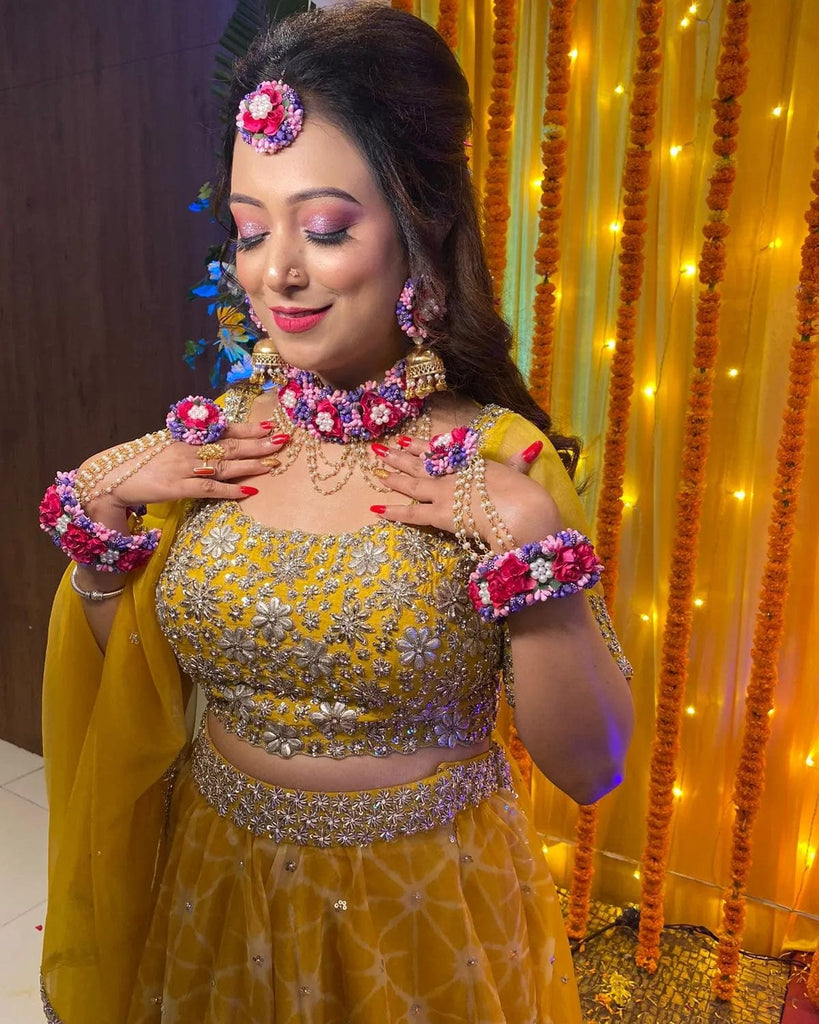 Portrait of beautiful indian girl. Young hindu woman model with golden  kundan jewelry set, earrings, tikka and bracelet . Traditional India  costume lehenga choli or saree . Stock Photo | Adobe Stock
