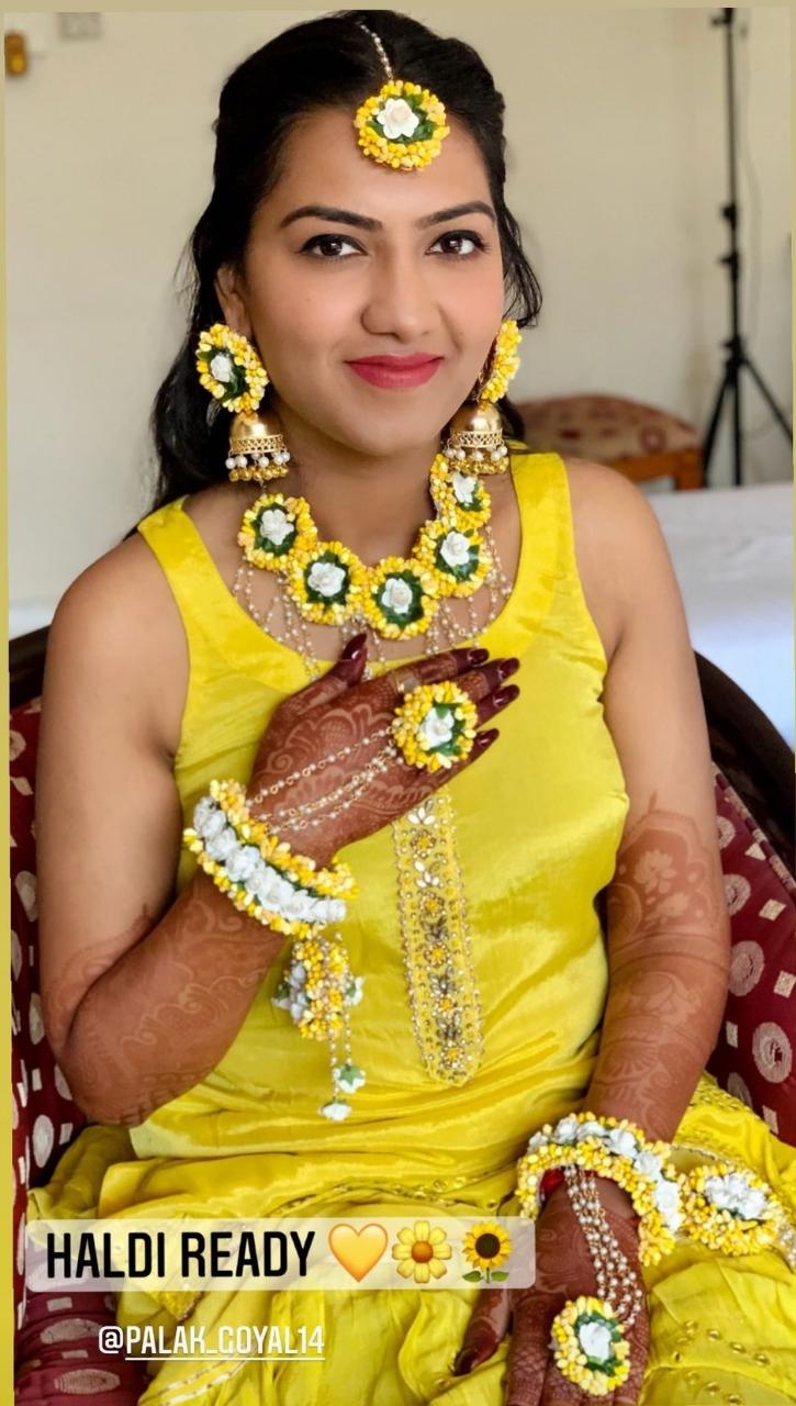 LAMANSH Necklace ,Earring, Maangtika & Bracelet Set White - Yellow / Free Size / Bridal Look Lamansh® 🌺 Floral Jewellery Set with Kaleere