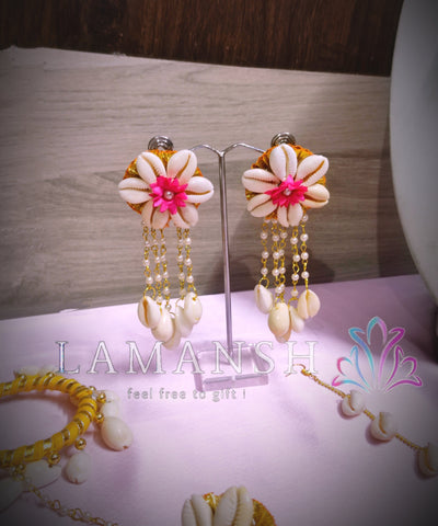 LAMANSH Necklace , Earrings , Bracelets attached to ring , Maangtikika Pink / Standard / Shells 🐚 Style Lamansh® Shells 🐚 collection Floral Jewellery Set 🌺🌷 / Haldi Set