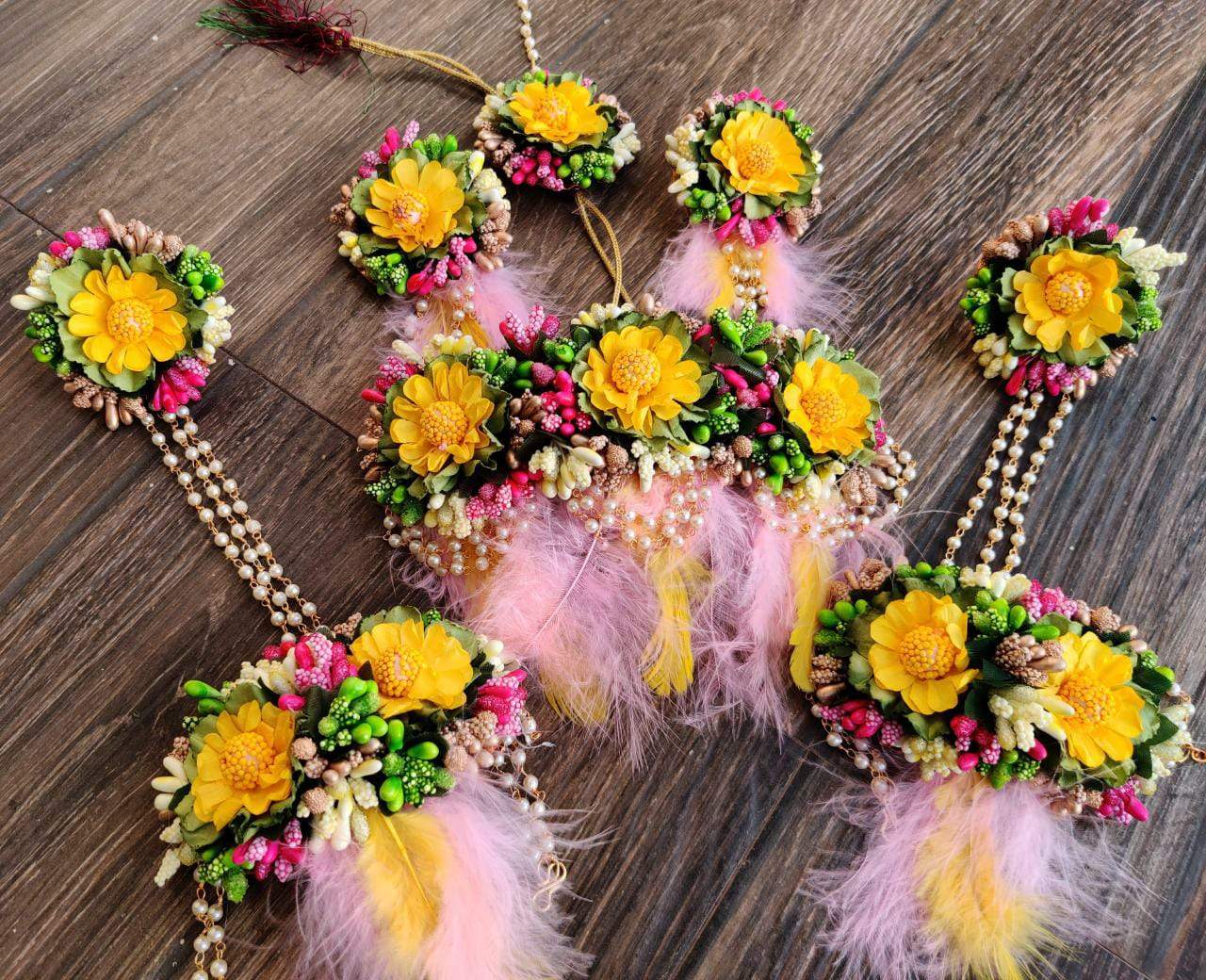 Lamansh Necklace, Earrings, Maangtika & Bracelet set 1 Necklace, 2  Earrings ,1 Maangtika & 2 Bracelet Attached with Ring set / Multicolor LAMANSH® Floral Feather Collection Haldi Ceremony Occasion Pearl Necklace, Earrings and Haath Phool Set for Women / Haldi Set