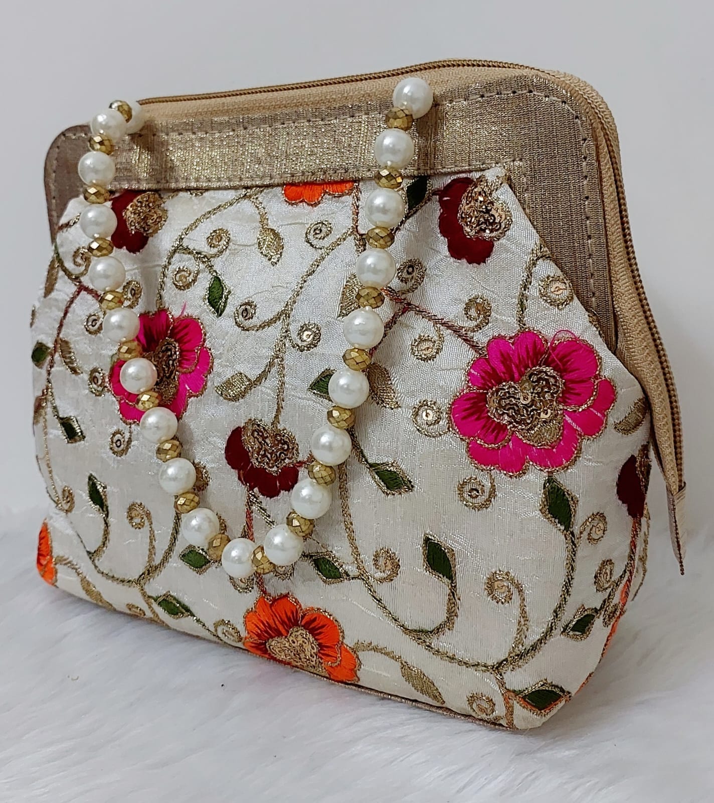 GoldGiftIdeas Gold Embroidered Bridal Potli Bags, Bridal Clutch for Return  Gift,Indian Bridal Purse for Party,Traditional Party Favor Bags,Potli Pouch  for Wedding (Set of 5): Handbags: Amazon.com
