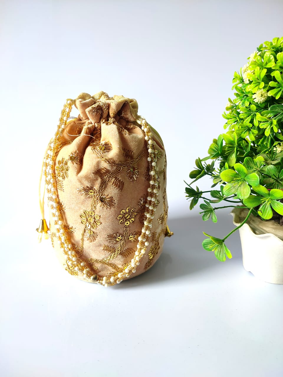 GoldGiftIdeas Jute Velvet Potli Bags for Return Gifts, Shagun Potlis, Potli  Pouches for Housewarming, Jute Goody Bags (16 x 12 CM) (Set of 10) :  Amazon.in: Jewellery